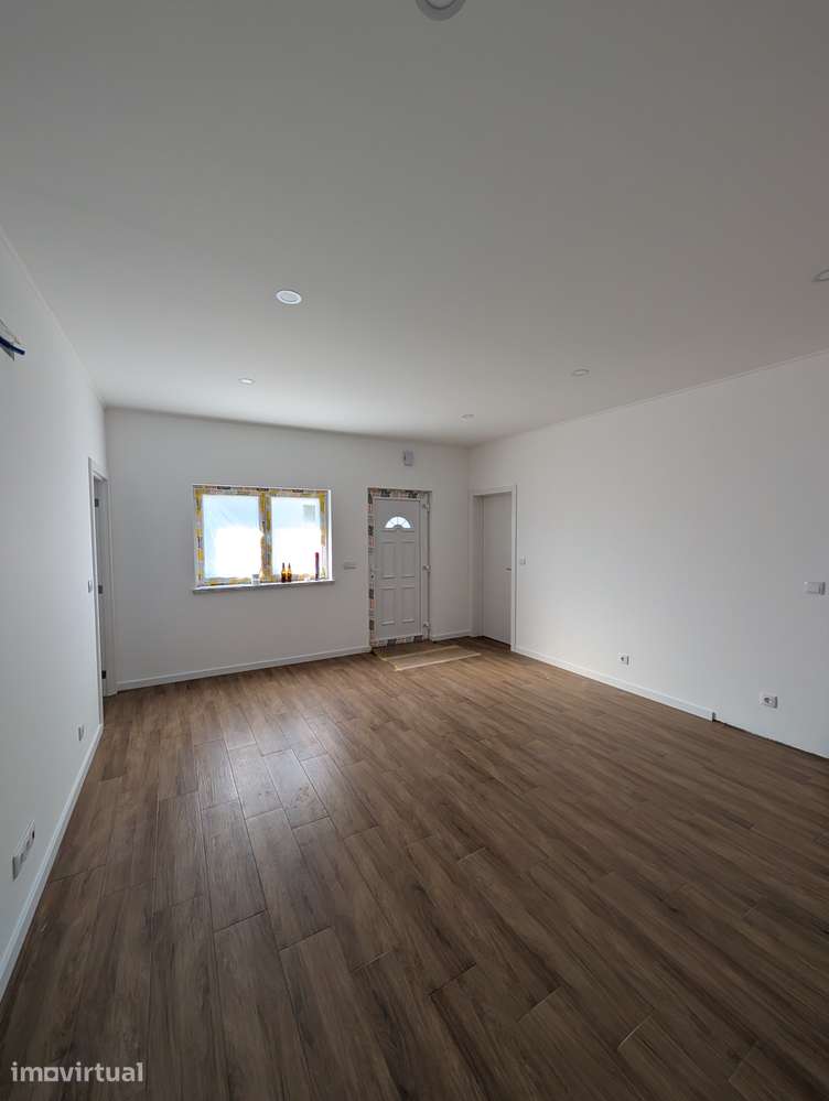 Moradia T2 para arrendamento em Coina – totalmente remodelada - Grande imagem: 2/16