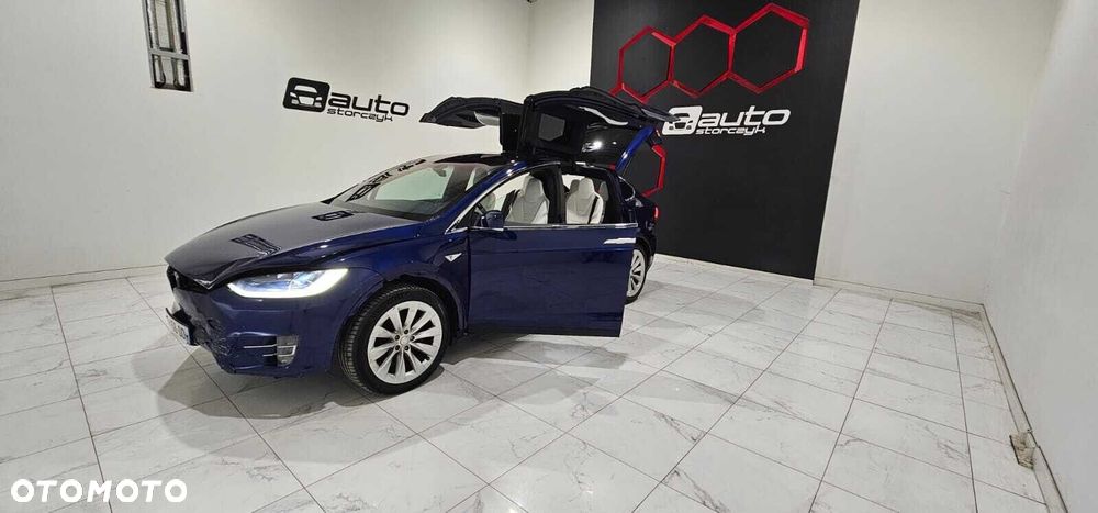Tesla Model X - 16