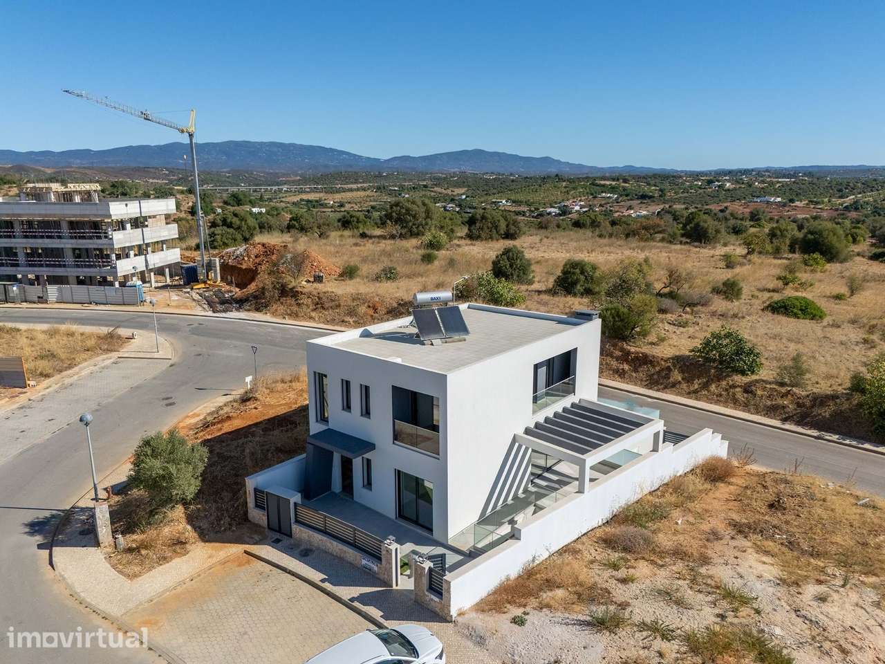 MORADIA NOVA T3+1 COM PISCINA E GARAGEM PARA VENDA NA MEXILHOEIRA GRAN - Grande imagem: 2/32