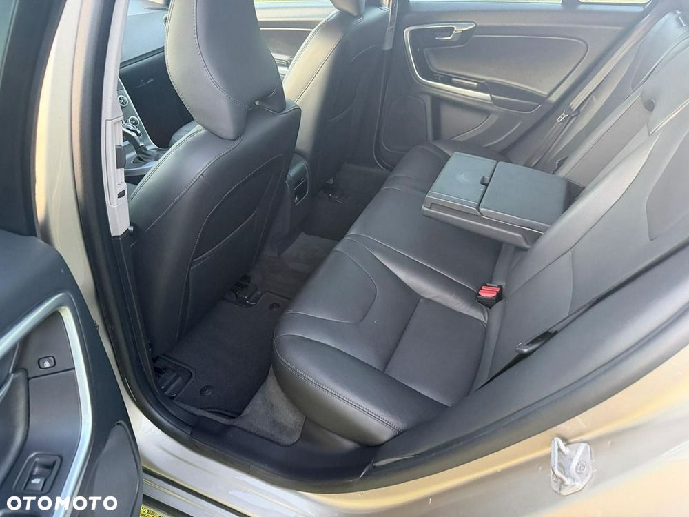 Volvo V60 D3 Momentum - 25