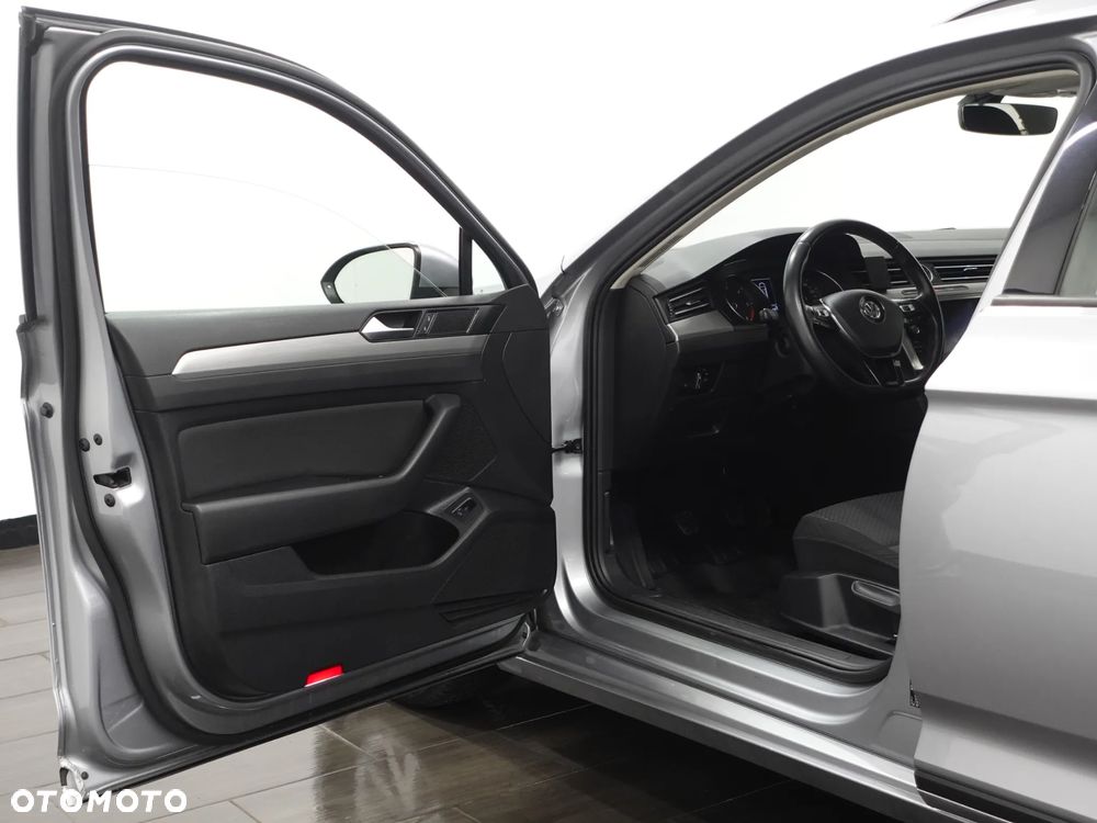 Volkswagen Passat - 16