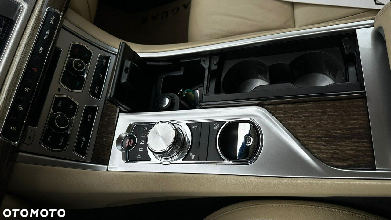 Jaguar XF 2.2 D Luxury - 30