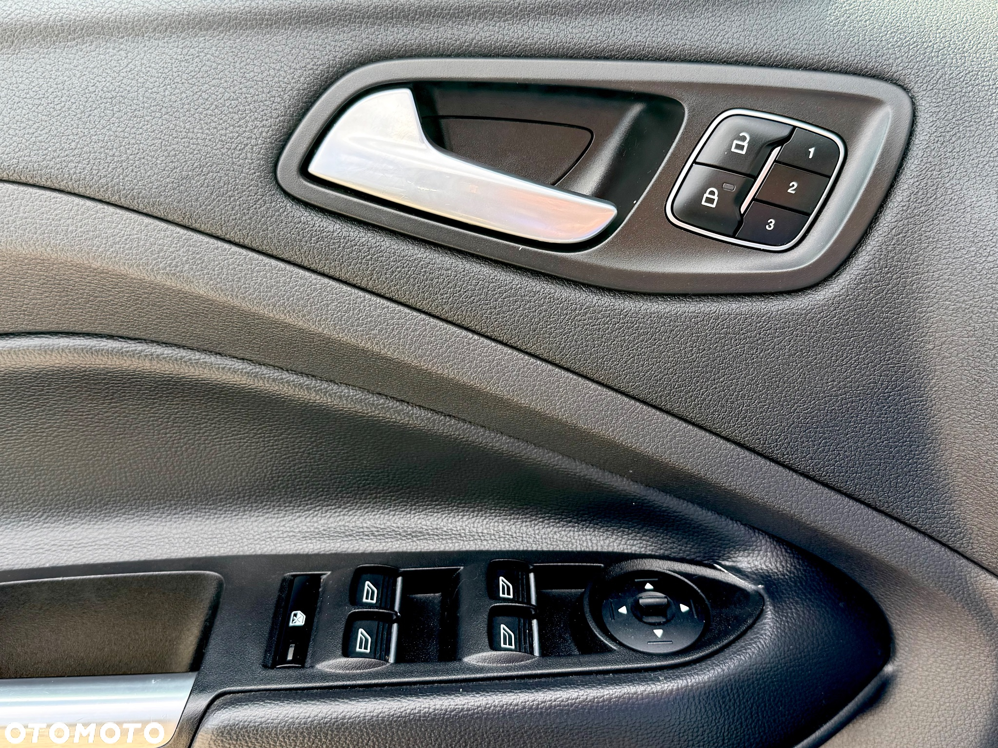 Ford Escape 2.0 EcoBoost AWD Titanium - 28