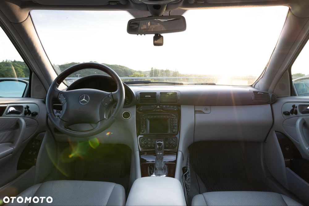 Mercedes-Benz Klasa C 320 4Matic Classic - 8