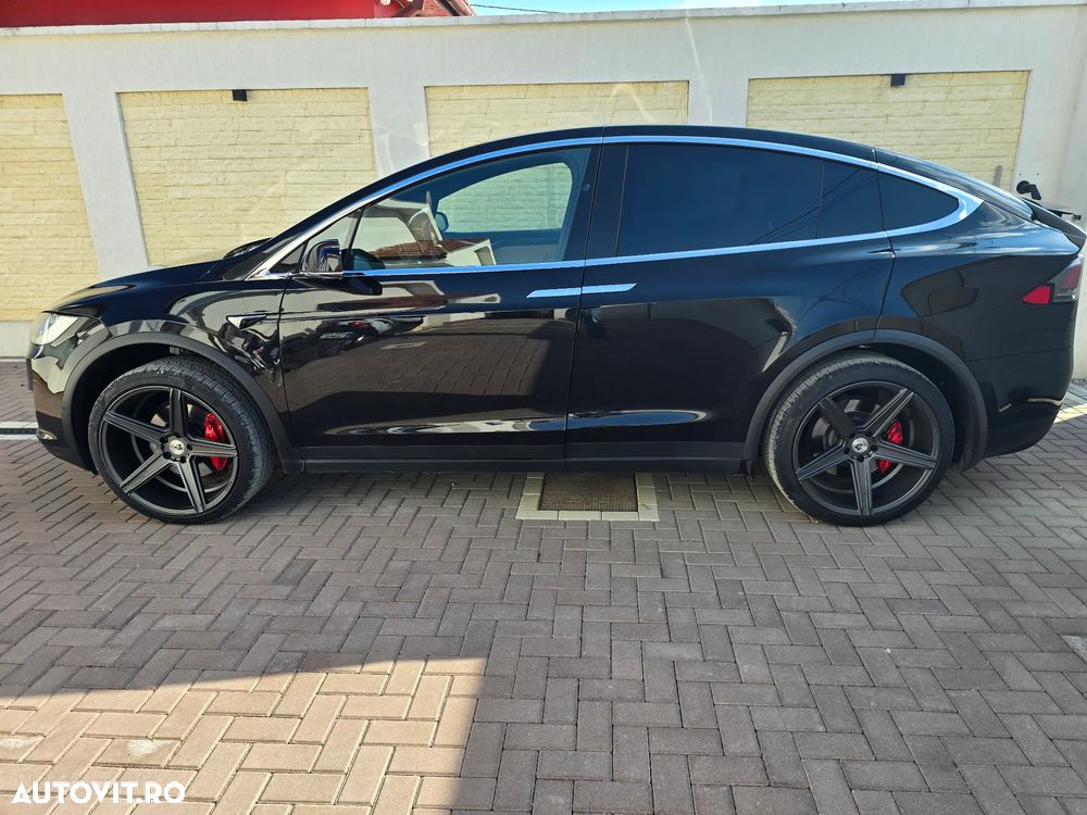 Tesla Model X - 12