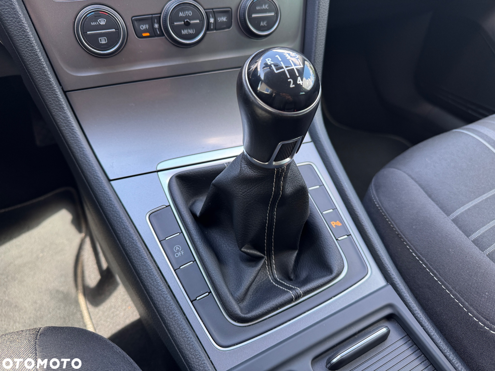 Volkswagen Golf 1.6 TDI BlueMotion Technology Lounge - 16