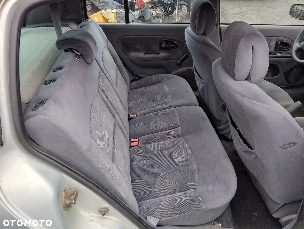 Renault Clio II (98-01r.) 1.4 B 74KM. Silnik E7J 634 Skrzynia JB1966 lakier MV632. Cały na części. GWARANCJA !!!  Przód Tył Zestaw Komplet Drzwi Klapa Zderzak Błotnik Maska Grill Atrapa Szyba Pas Lampa Lusterko Boczki Fotel Kanapa Kokpit Deska Rozdzielcza Przełącznik Włącznik Sterownik Przewody Wiązka Instalacja Moduł Komputer Czujnik Listwa Pompa Alternator Wtryski Głowica Rozrusznik Kompresor Sprzęgło Dwumas Silnik Skrzynia ABS Klimatyzacji Paliwa Wspomagania Kolektor Turbina Przepustnica Zawór Chłodnica Koło Hak Belka Sanki Zawieszenie Mcpherson Półoś Amortyzator Wydech Tłumik Zacisk Most - 8