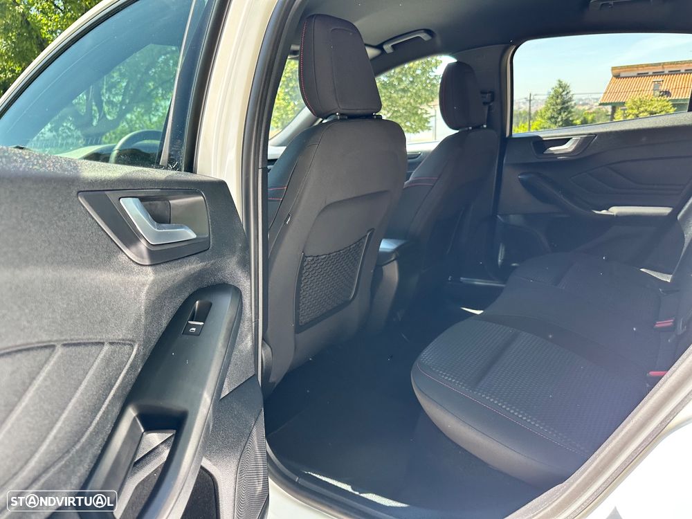 Ford Focus 1.0 EcoBoost S&S ST-LINE - 27
