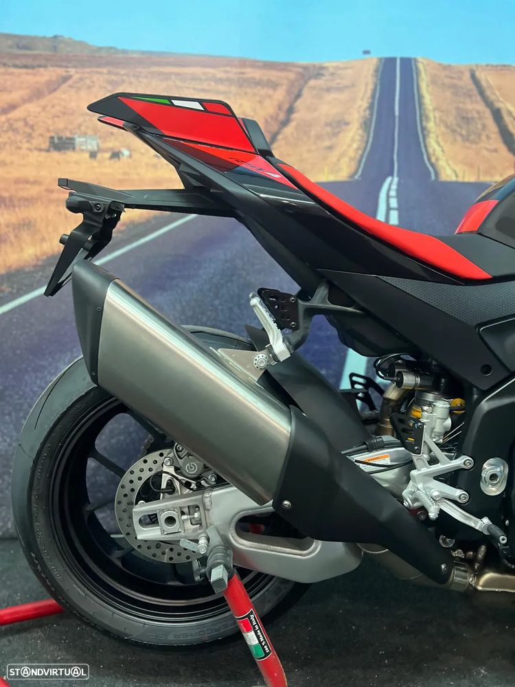 Aprilia RSV 4 FACTORY 2025 - 17
