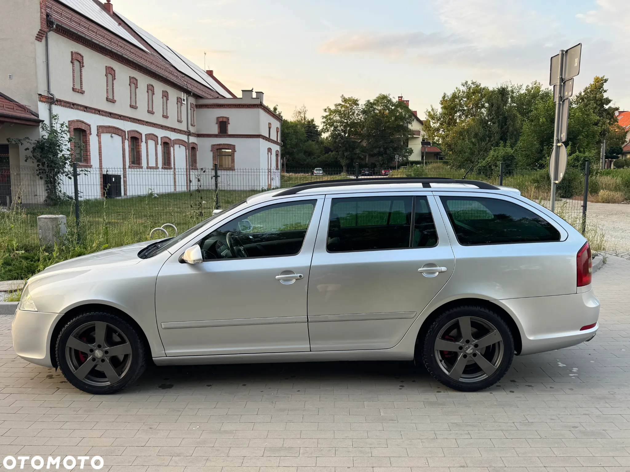 Skoda Octavia Combi 2.0 TDI DPF RS - 17