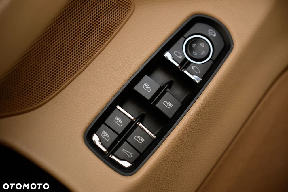 Porsche Panamera - 21
