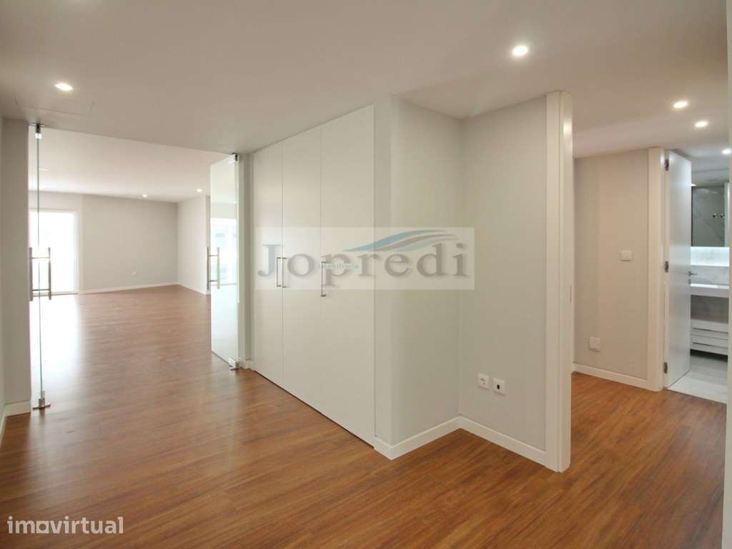 T3 com mezzanine e 3 lugares de garagem no centro de Carcavelos - Grande imagem: 4/13