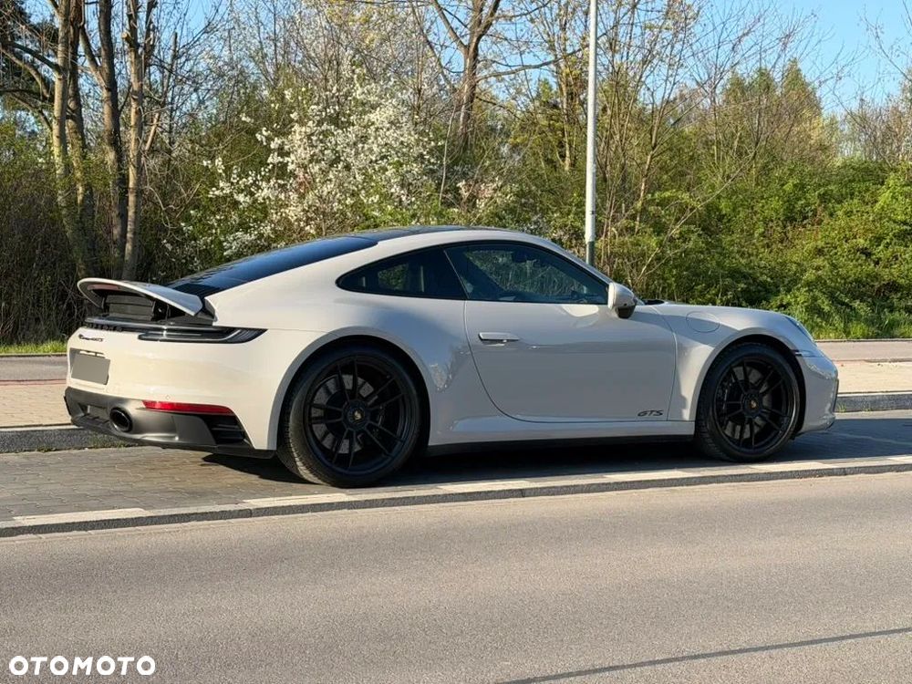 Porsche 911 Carrera 4 GTS - 6