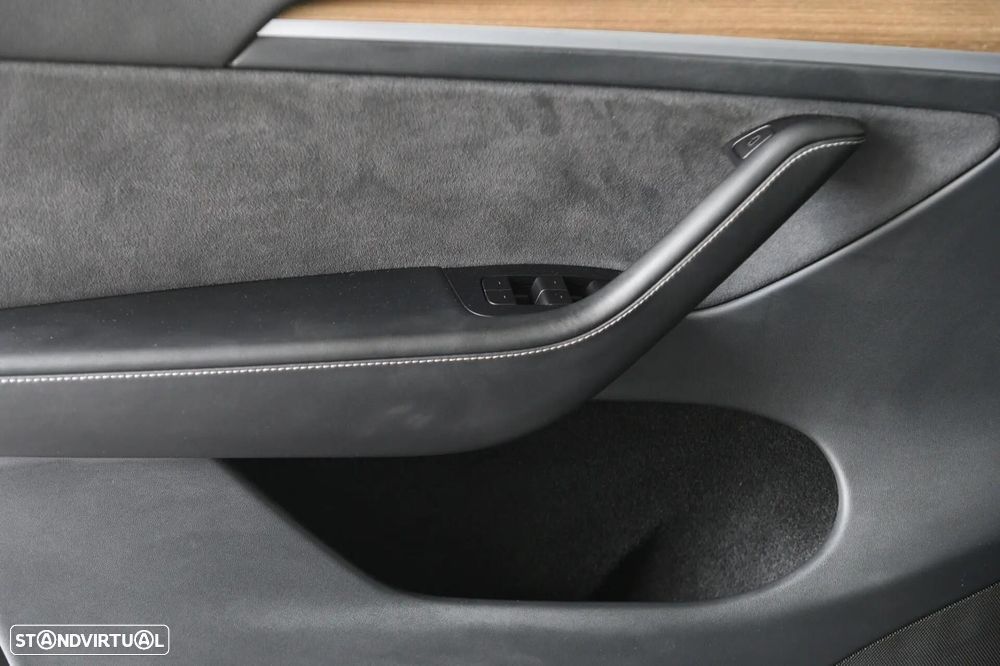 Tesla Model Y Long Range RWD - 27