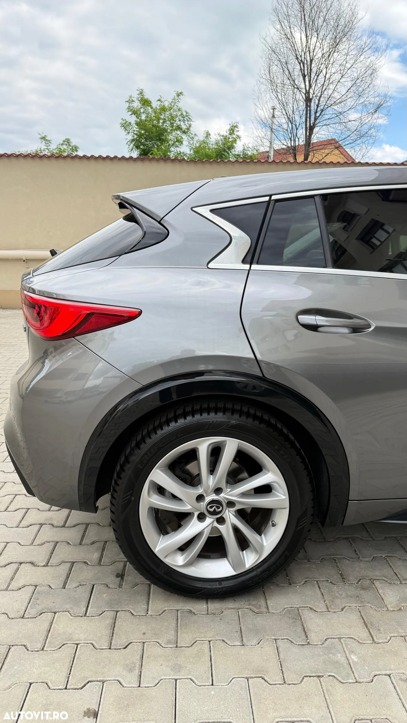 Infiniti Q30 1.5d DCT Premium City Black - 16