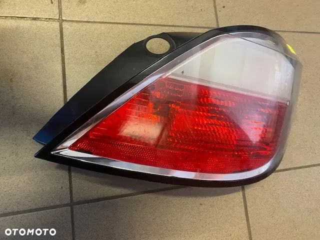 LAMPA TYŁ PRAWA OPEL ASTRA H HB - 2