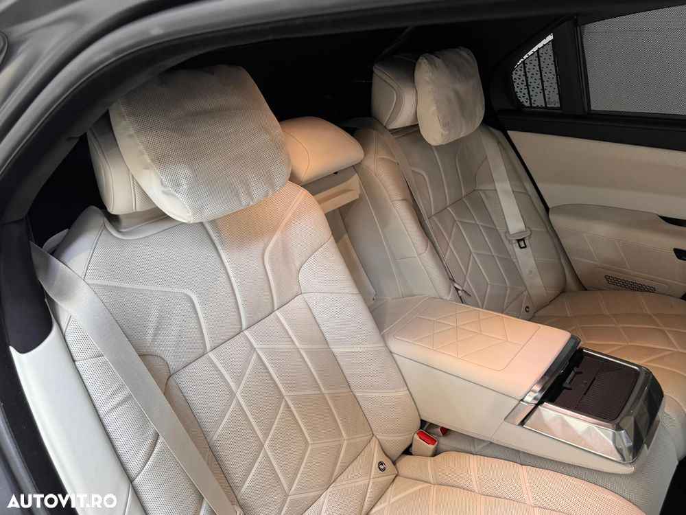BMW M7 M760e xDrive AT PHEV - 35