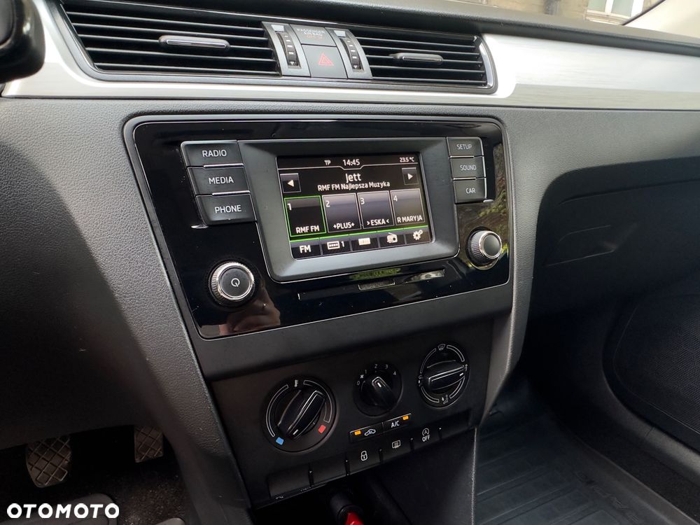 Skoda RAPID 1.2 TSI Ambition - 23