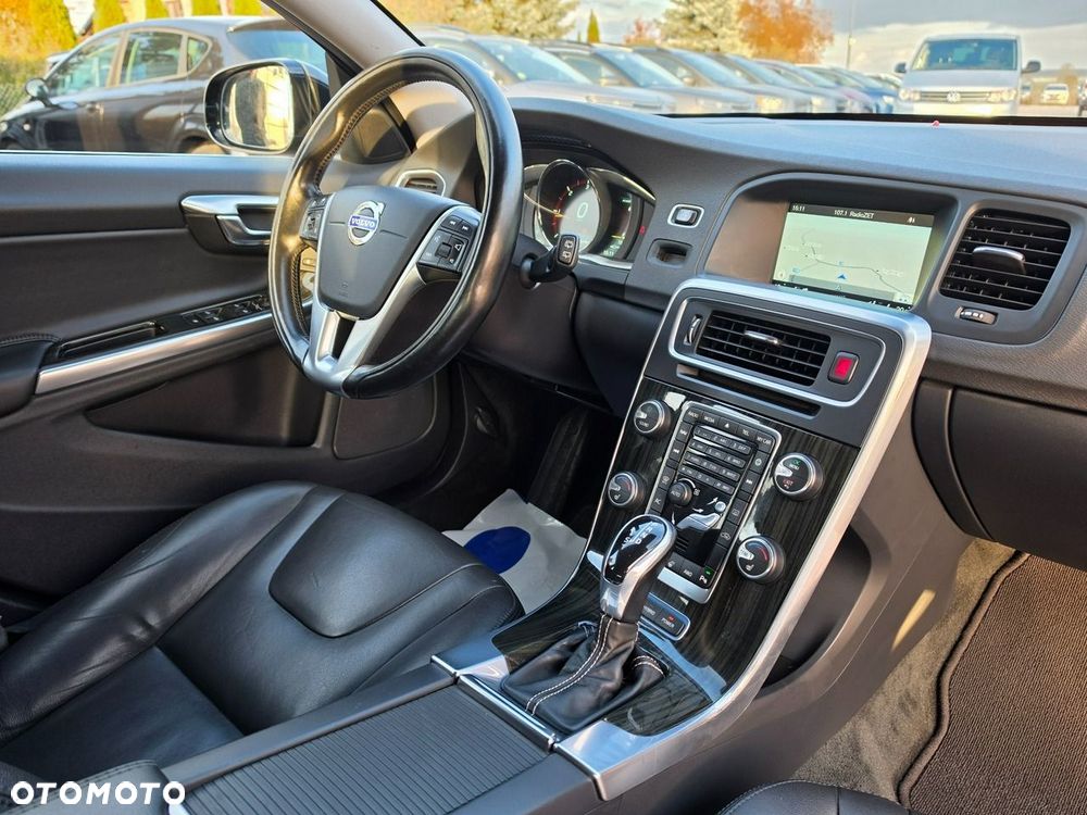 Volvo V60 D6 AWD Plug-in Hybrid Summum - 27
