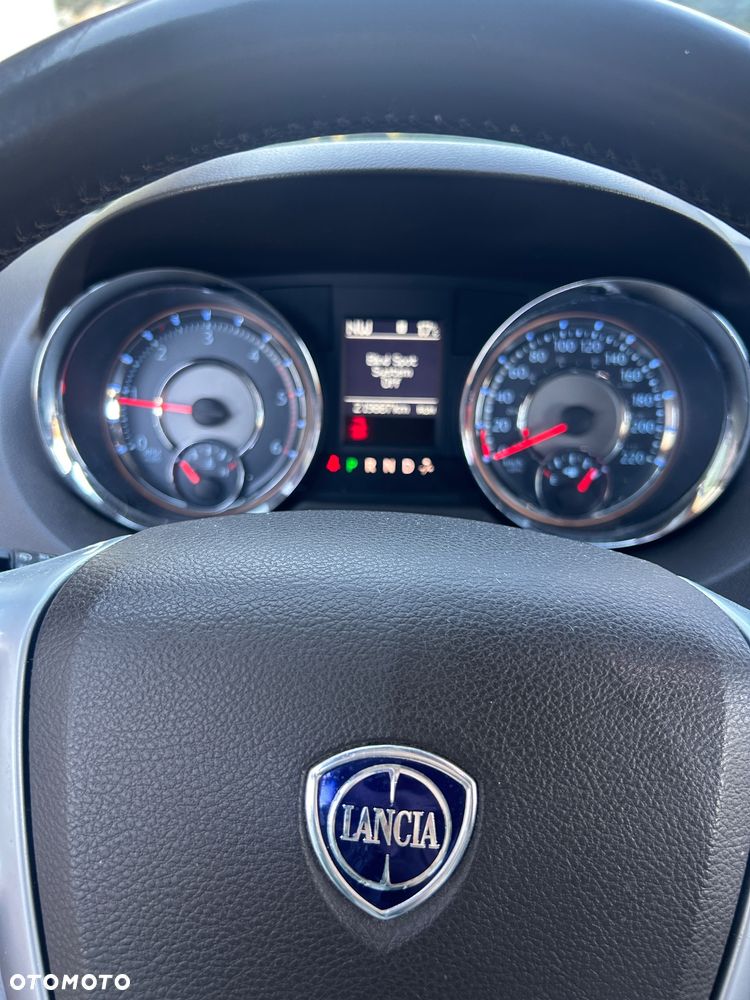 Lancia Voyager 2.8CRD Platinum - 12