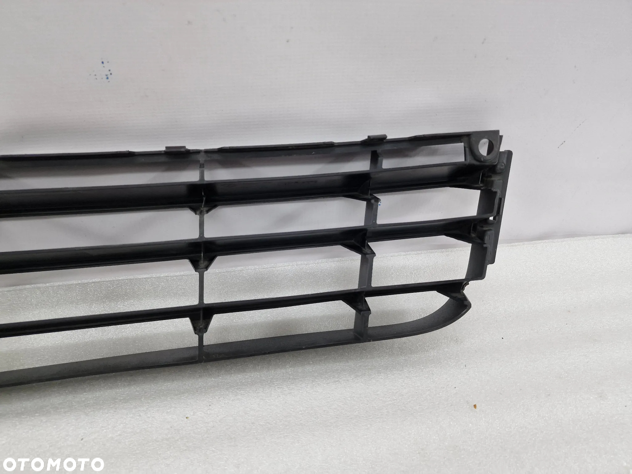 VW TOURAN I LIFT / CADDY 1T0 06-08 KRATKA ŚRODKOWA ZDERZAKA PRZEDNIEGO PRZÓD , NR 1T0853677 , NR AUKCJI KR256 - 7