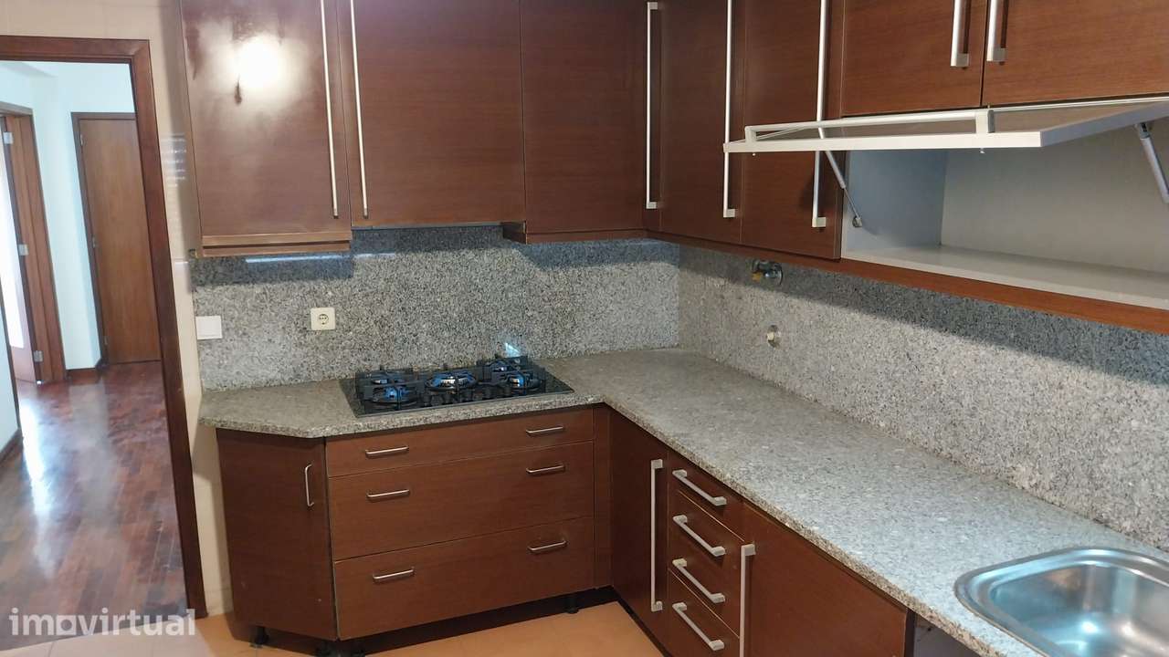 Apartamento T3 com 3 casas de banho e garagem - Grande imagem: 2/8