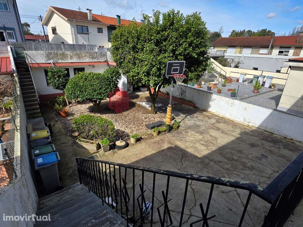 Moradia T3 de três frentes, com três pisos, anexos e garagem, inser... - Grande imagem: 4/27