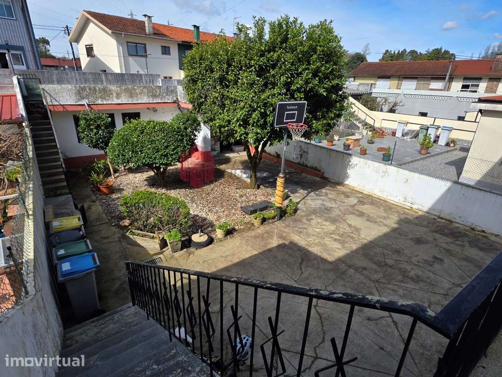 Moradia T3 de três frentes, com três pisos, anexos e garagem, inser... - Grande imagem: 4/27