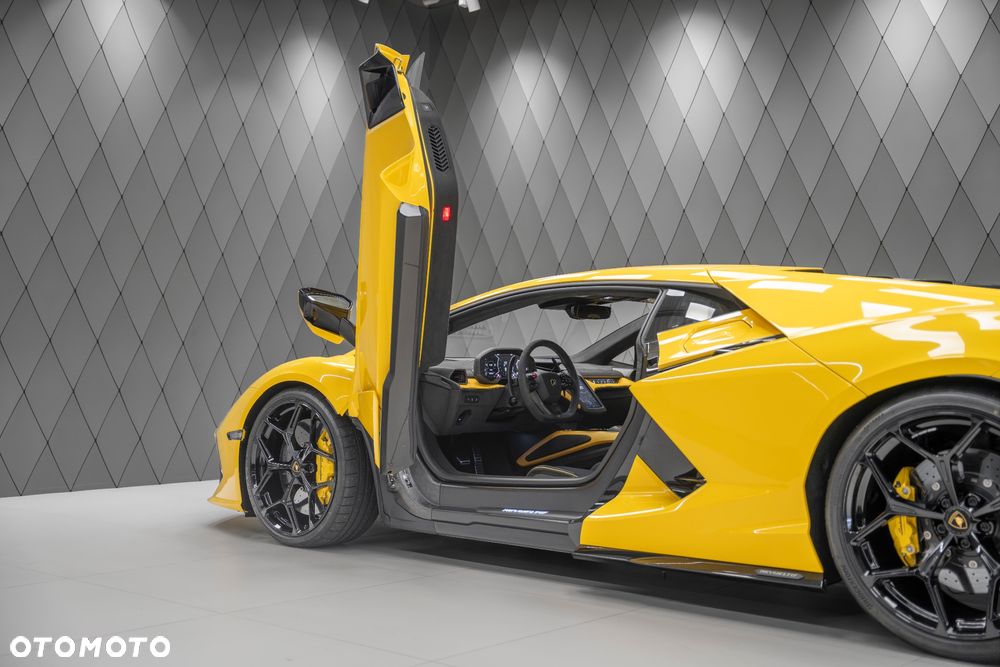 Lamborghini Revuelto - 12