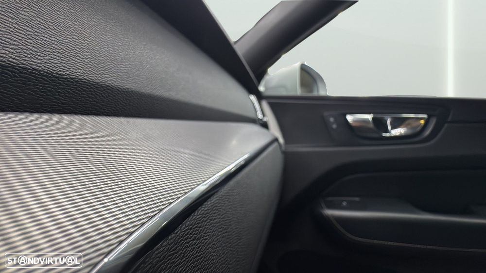 Volvo XC 60 2.0 T8 PHEV R-Design AWD - 24