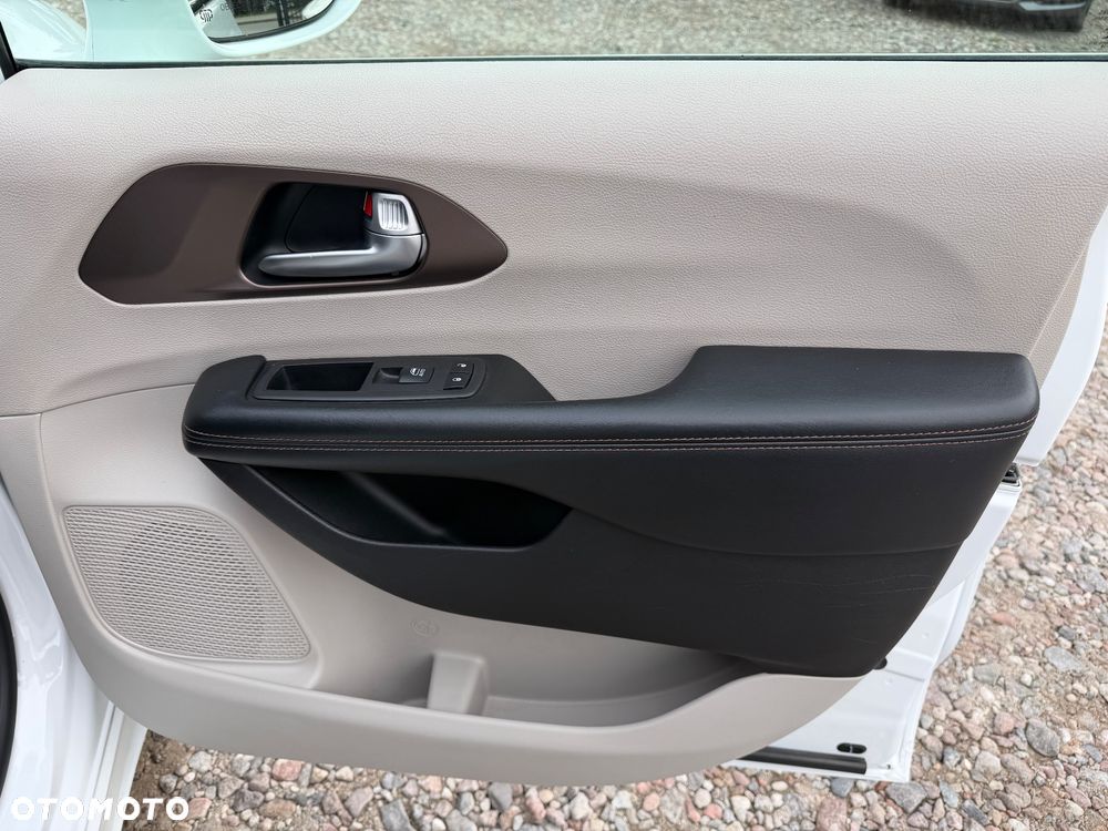 Chrysler Pacifica - 13