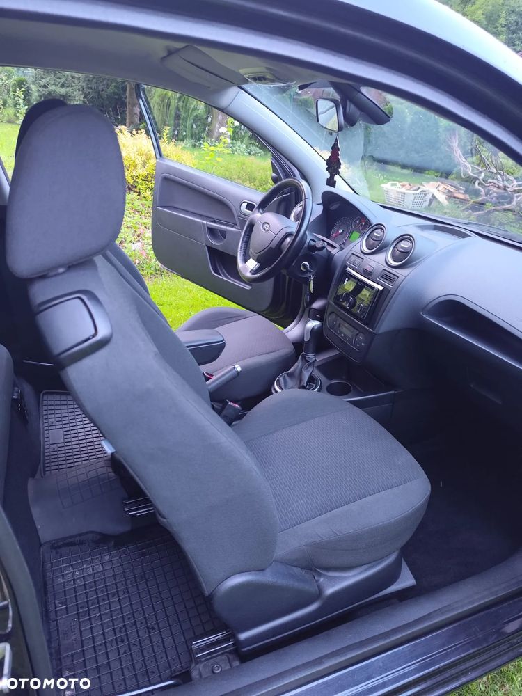 Ford Fiesta 1.4 Ghia - 26
