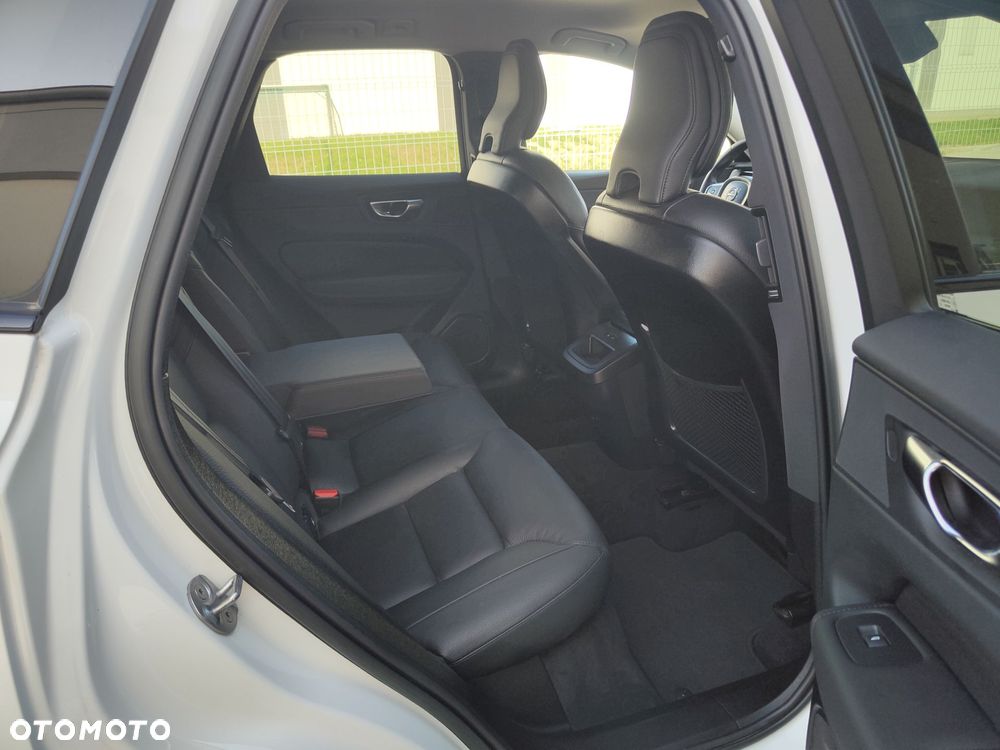 Volvo XC 60 B4 D Plus Dark - 13