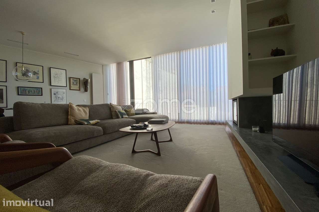 T3 duplex remodelado, com 2 lugares de garagem e arrumos na Foz Velha - Grande imagem: 2/32