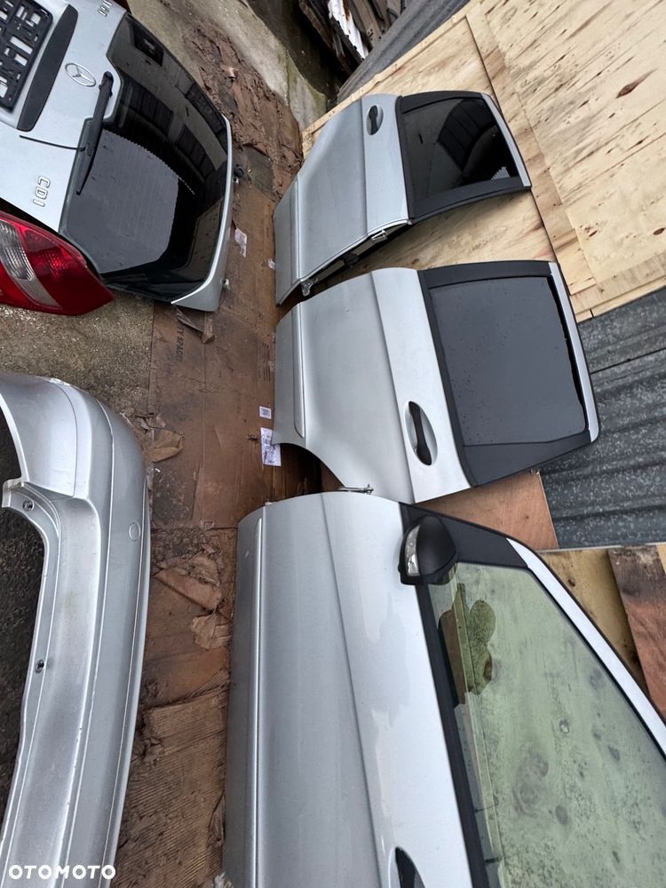 Mercedes a klasa w169 kolor srebrny 761 lampy przód prawa lewa przednie tylnie tył maska błotnik prawy lewy podszybie dysze spryskiwacza osłona plastik na masce wlot maski lampy tył drzwi prawe lewe przednie tylnie pas przedni chłodnice podszybie zderzak przód przedni progi - 9