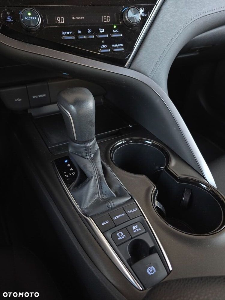 Toyota Camry 2.5 Hybrid Comfort CVT - 14