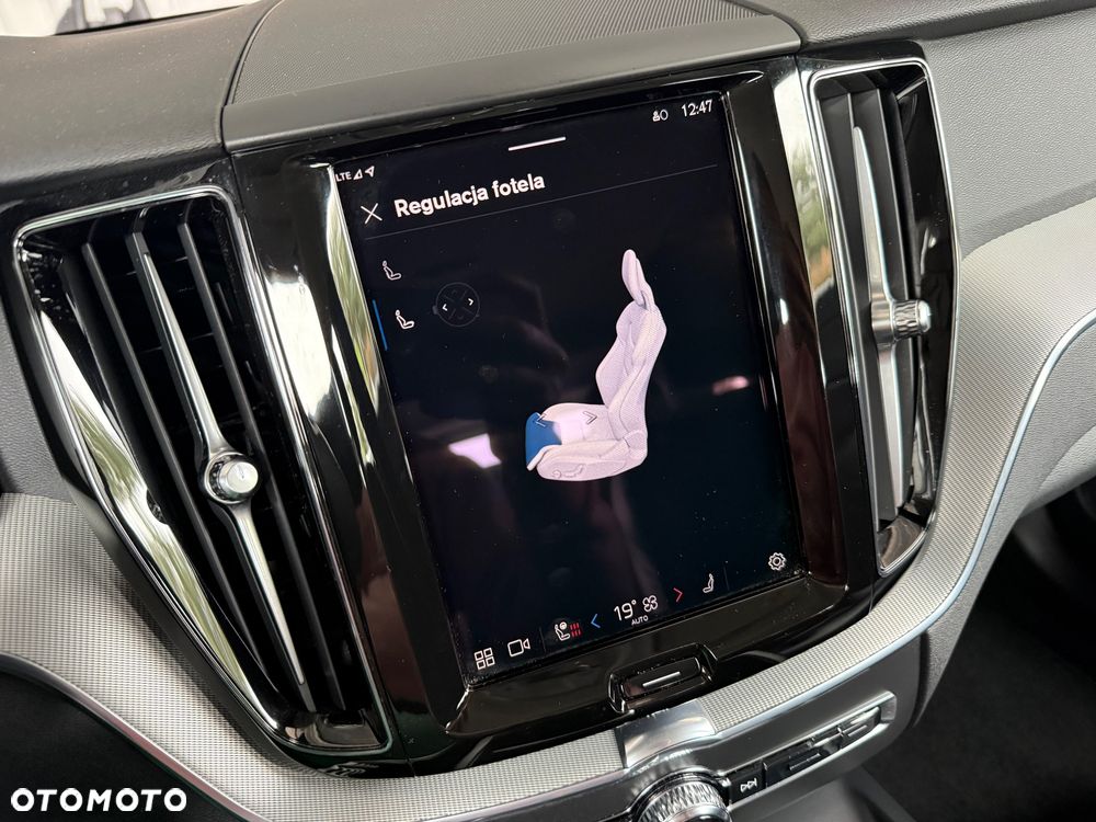 Volvo XC 60 B4 D Plus Dark - 28