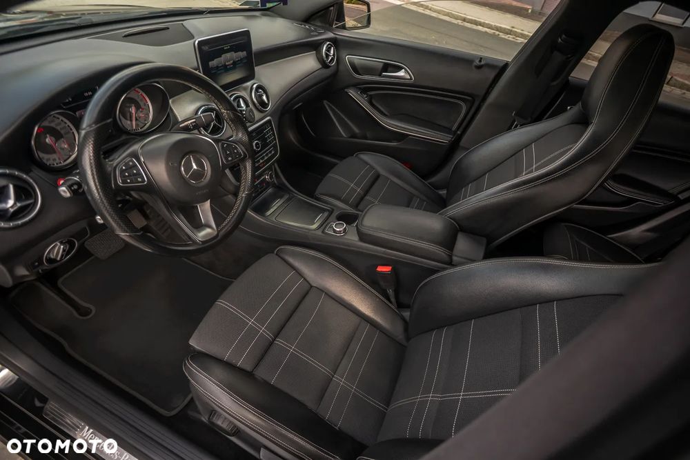 Mercedes-Benz CLA 180 7G-DCT - 17