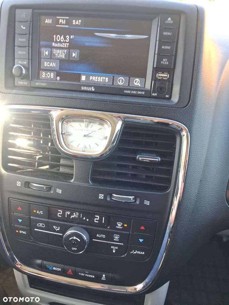 Chrysler Town & Country - 16