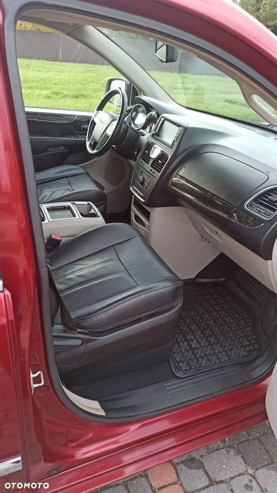 Chrysler Town & Country - 16