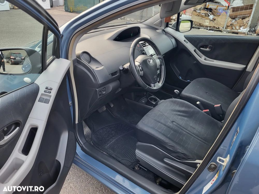 Toyota Yaris 1.3 Aut Luna - 6
