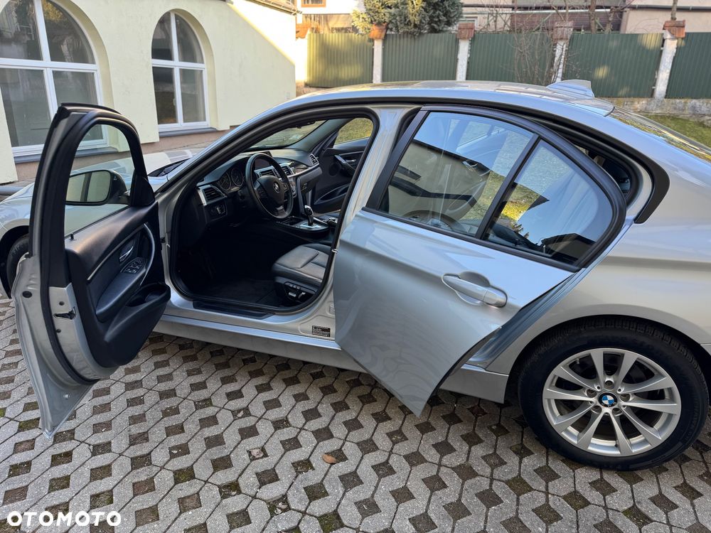 BMW Seria 3 320i xDrive - 12