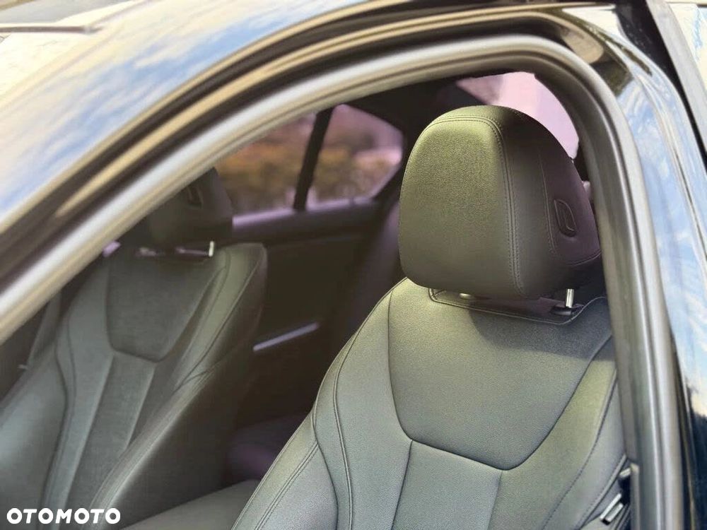 BMW Seria 3 330i xDrive M Sport - 11