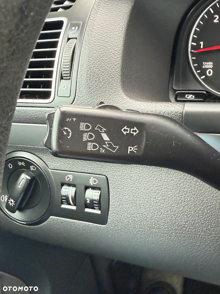 Volkswagen Touran 1.6 TDI DPF BlueMotion Technology Trendline - 26