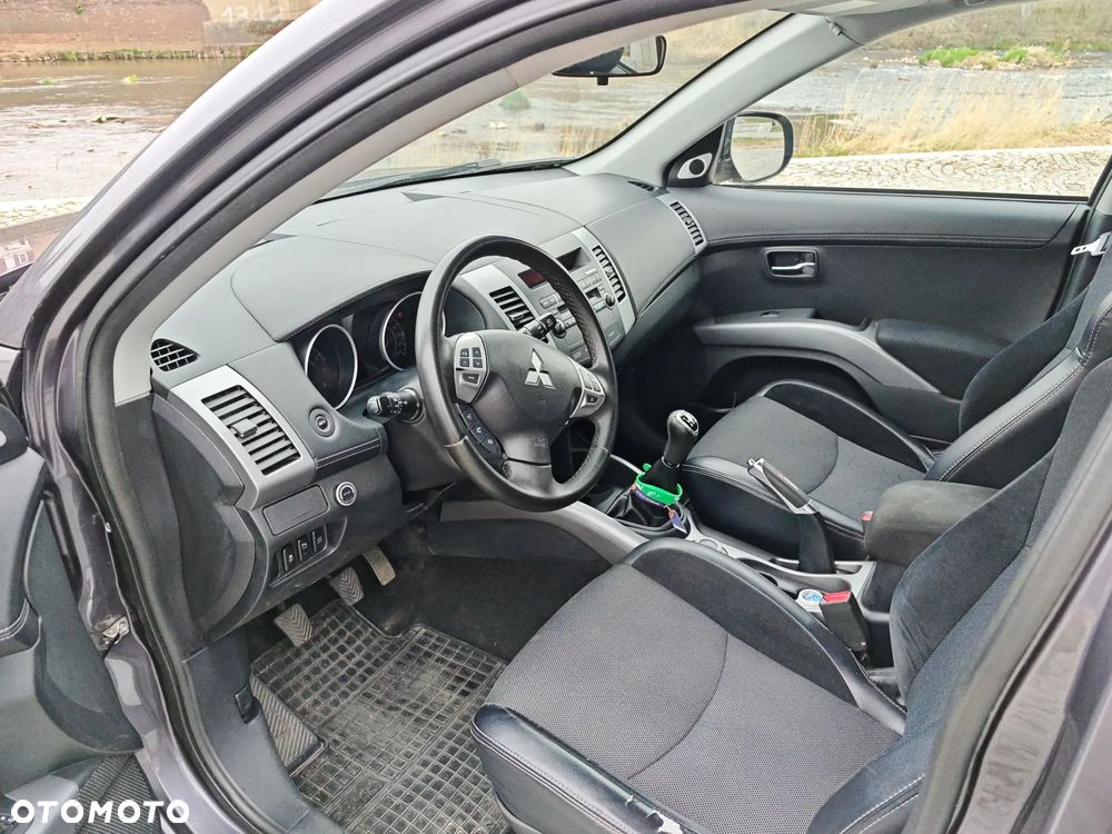 Mitsubishi Outlander 2.4 Intense + - 13