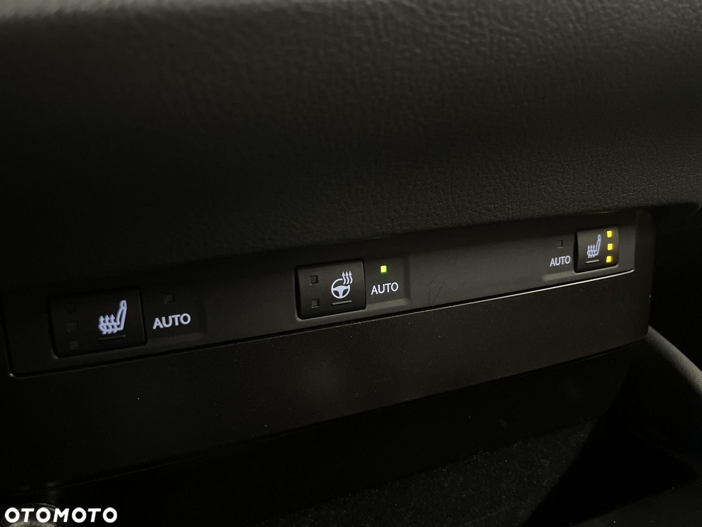 Lexus ES 300h F Sport Design - 24