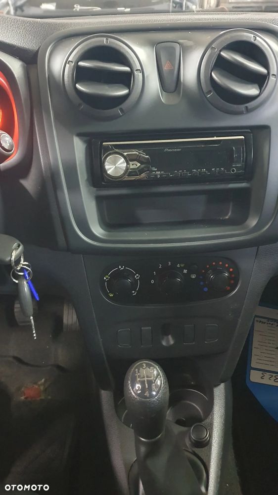 Dacia Logan 1.2 16V 75 Laureate - 13