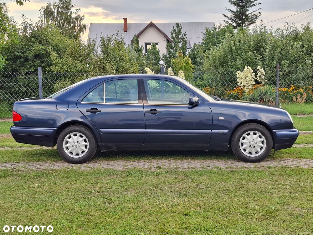 Mercedes-Benz Klasa E 240 Classic - 36