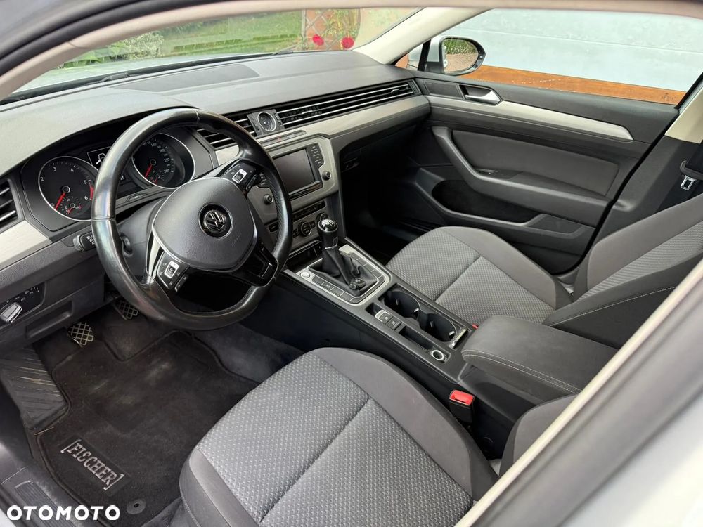 Volkswagen Passat 2.0 TDI SCR Trendline - 14