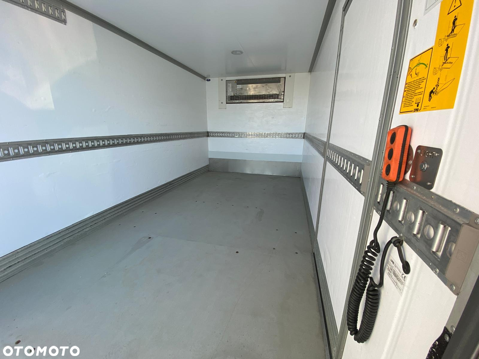 Iveco DAILY 35-160 2,3 HPI KONTENER CHŁODNIA MITSUBISHI WINDA ZEPRO - 27